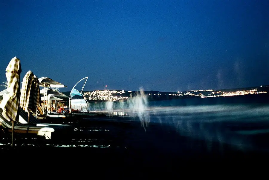 Tripod by bight - long exposure (60") - woman running on the beach