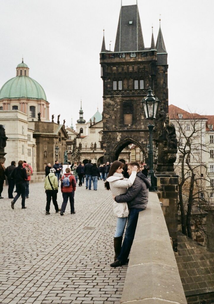 couple kissing with the Olympus Pen EE-3