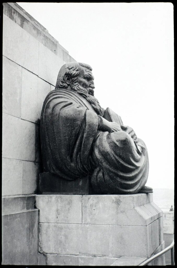 Bronze statue, Signal Hill, Dunedin.