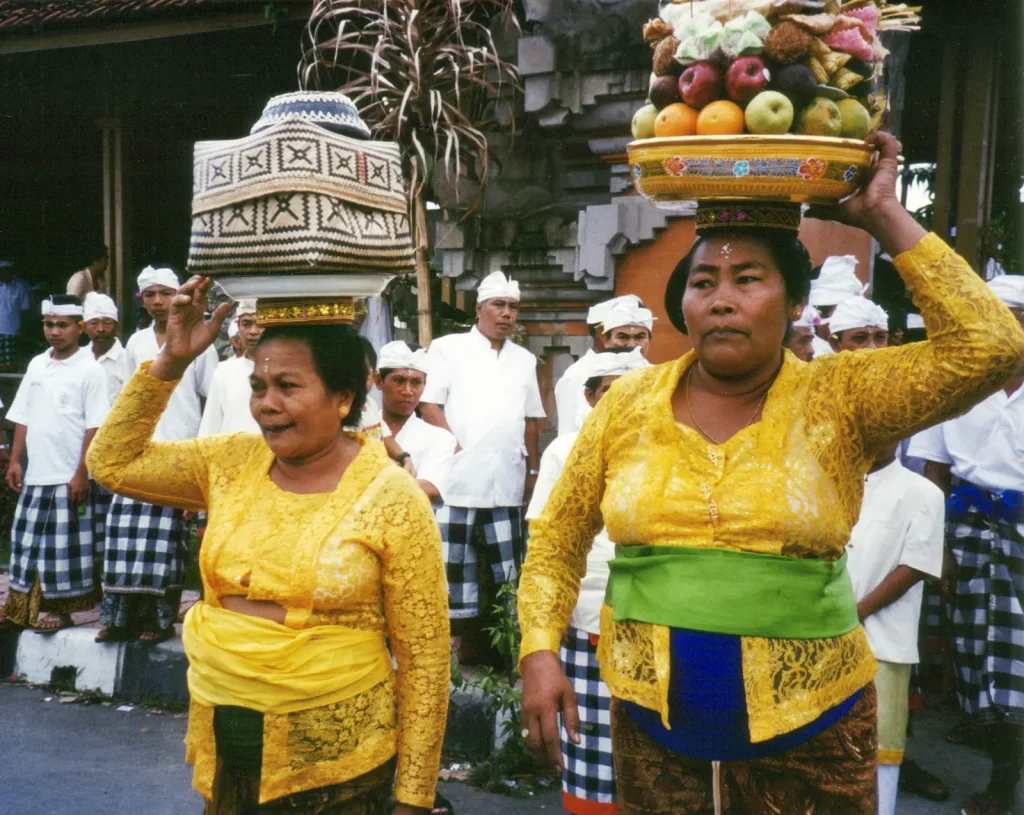 Women in Bali photographed with Pentax Espio 115M