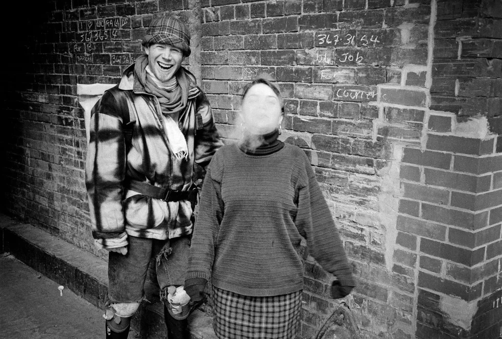 messenger couple in alleyway
