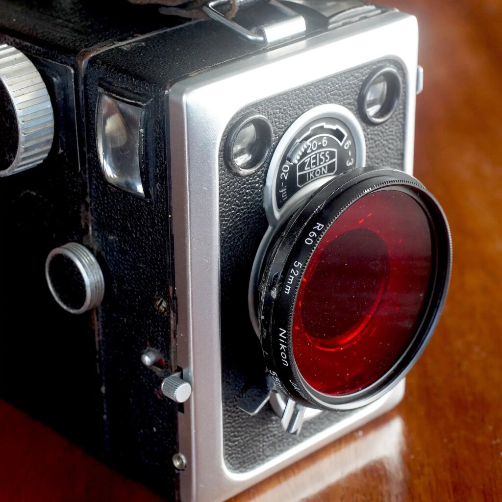 Clip-on filter holder attached to Box Tengor with 52mm red filter mounted.