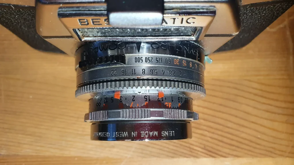 Focus ring on a lens for the Voigtländer Bessamatic with two indicators for the distance in which an object will appear sharp on film