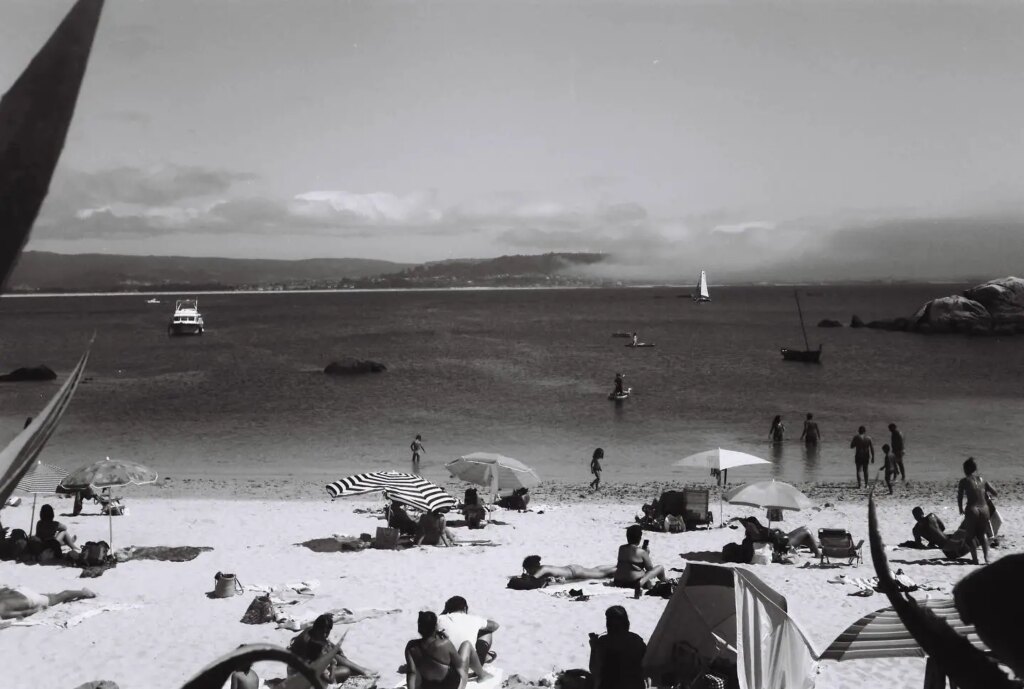 beach scene in black and white