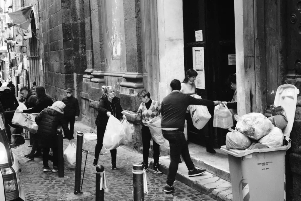 Residents of Napoli gathering supplies for Ukrainian refugees.