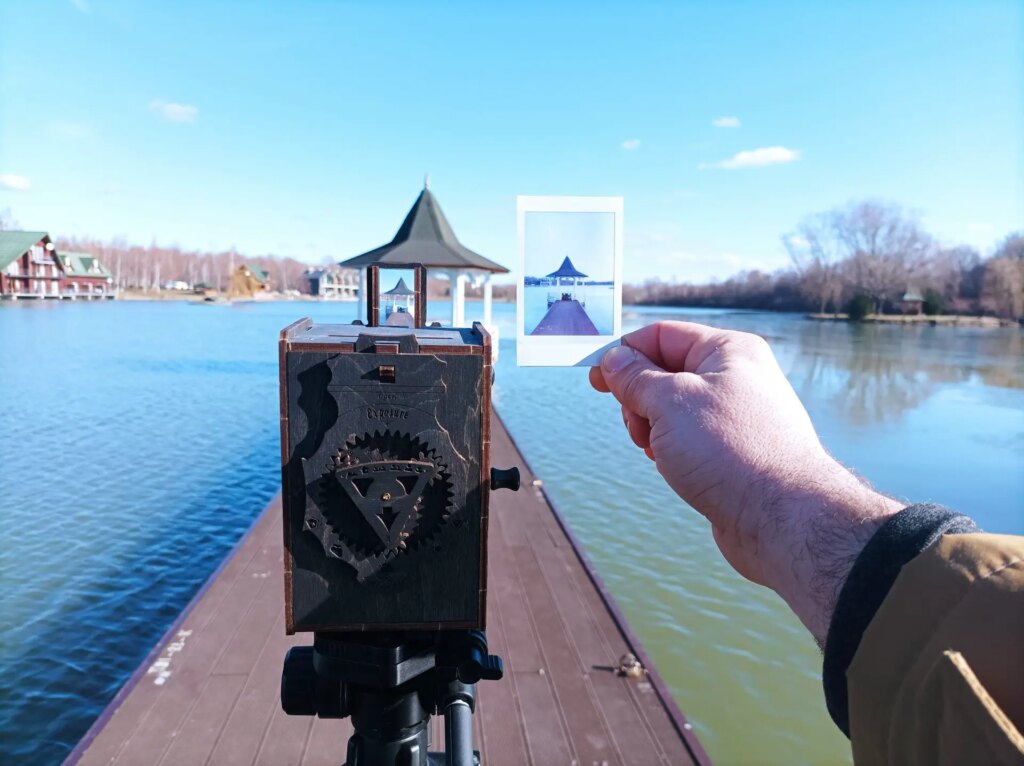 jollylook camera outdoors with resulting instax image