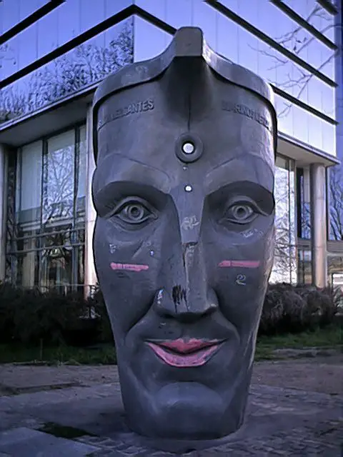 Monument in the shape of the front of a ship with a human face. It is the Monument to the Merchant Marine.