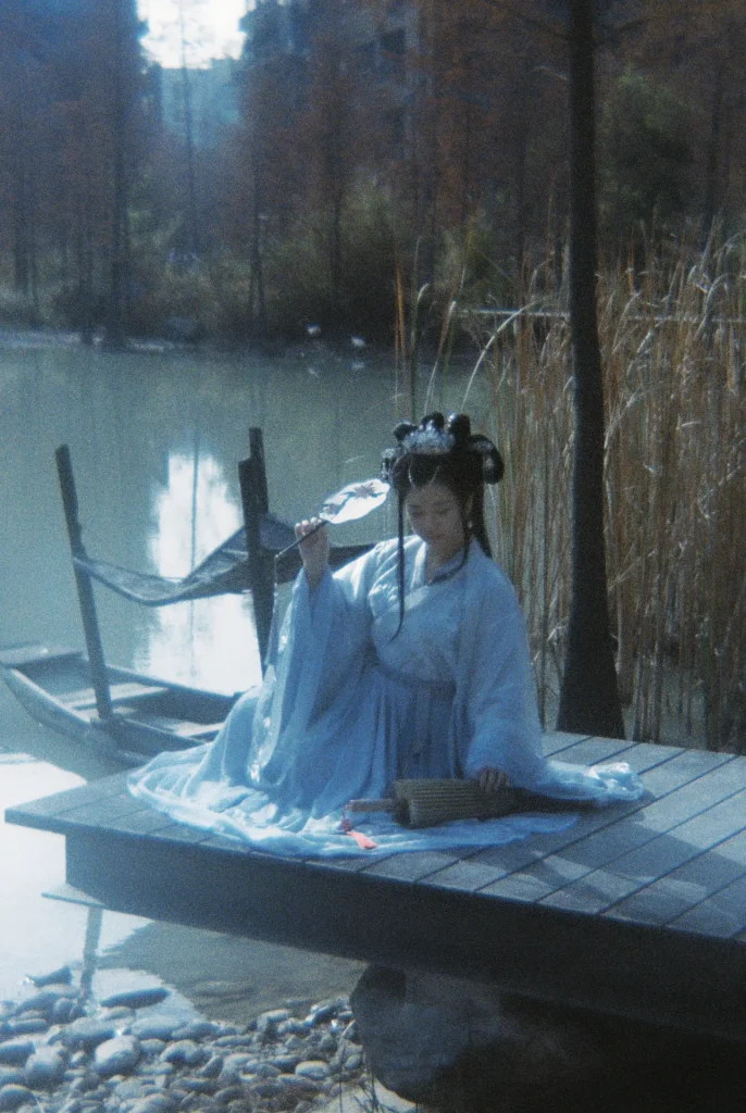 Hanfu fan at lake