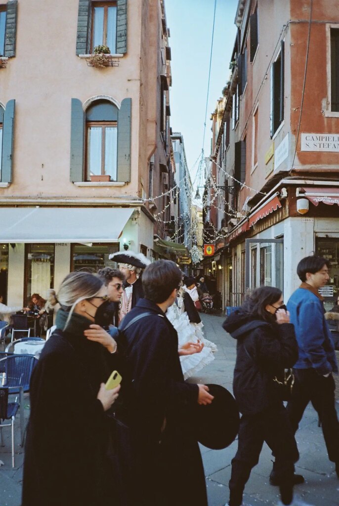 bunch a people at the crossing of several streets. Venezia - 03.2022