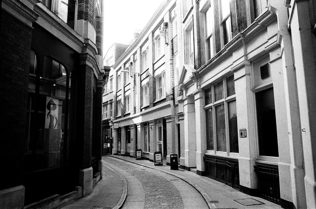 London curved street
