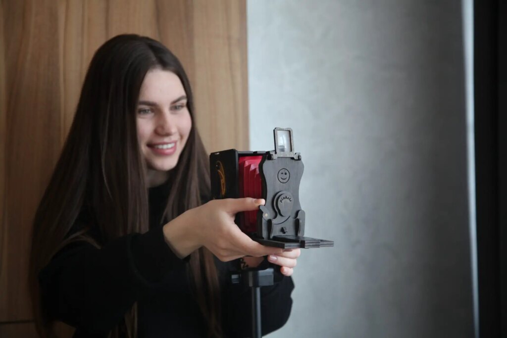 woman holding the jollylook pinhole camera