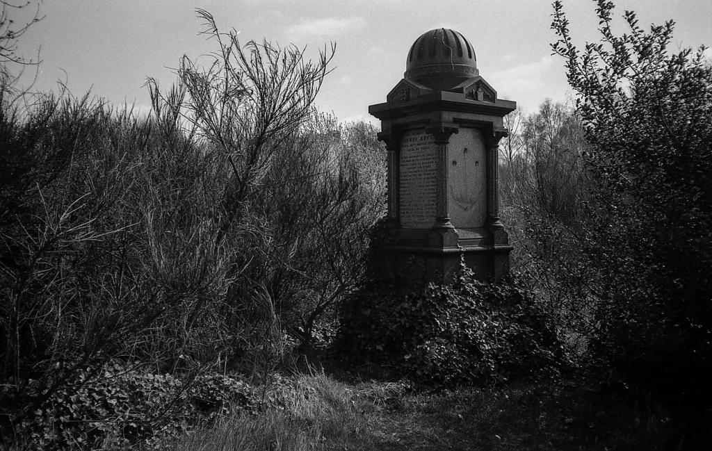 Chinon Bellami photograph of memorial