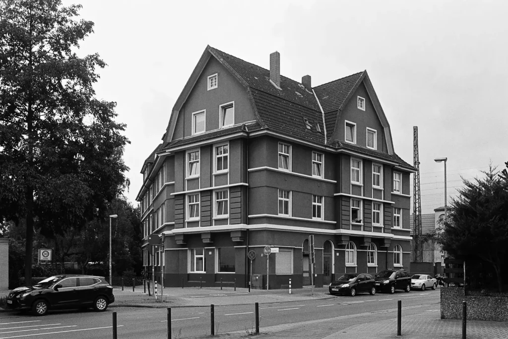 Residential house located in Hannover shot on Ilford FP4plus film.