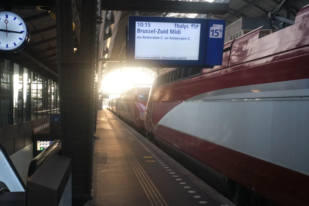 Thalys at Amsterdam Centraal, exhibiting heavy glow.