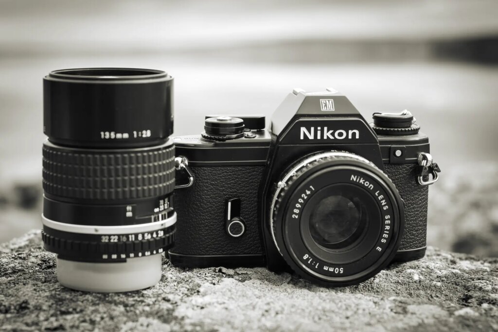 A picture of the camera Nikon EM and Series 135 mm