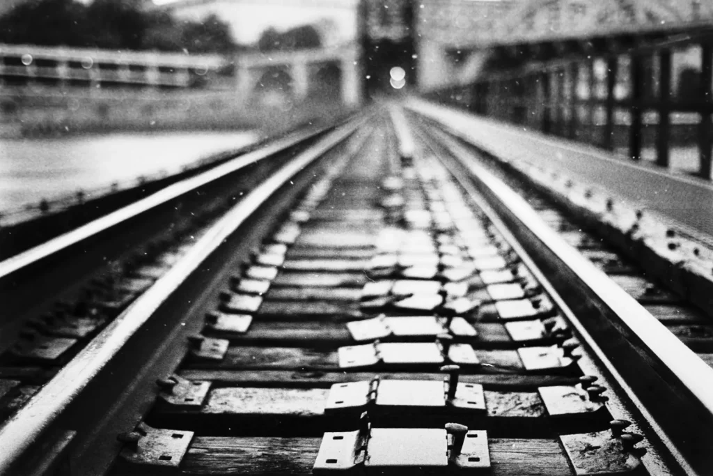 saint paul minnesota trix 400 train tracks ultrafine 400 Nikon FE Daniel Sigg Photography