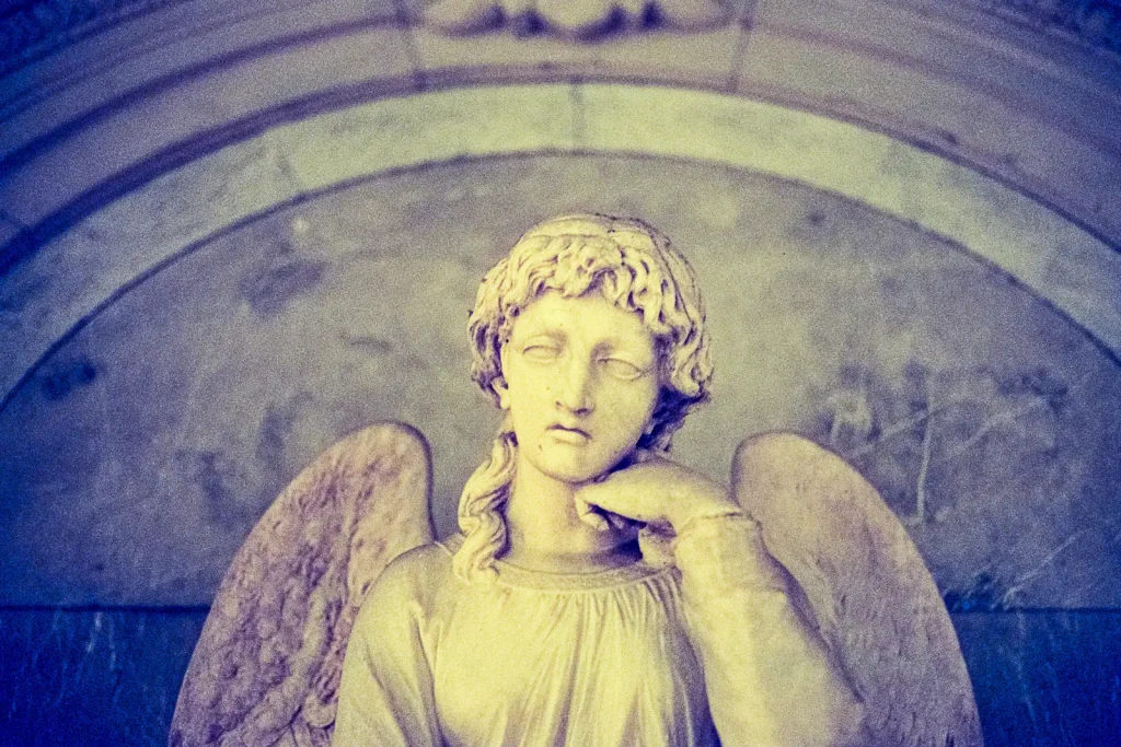 angel statue at the Engesohde cemetery in Hannover