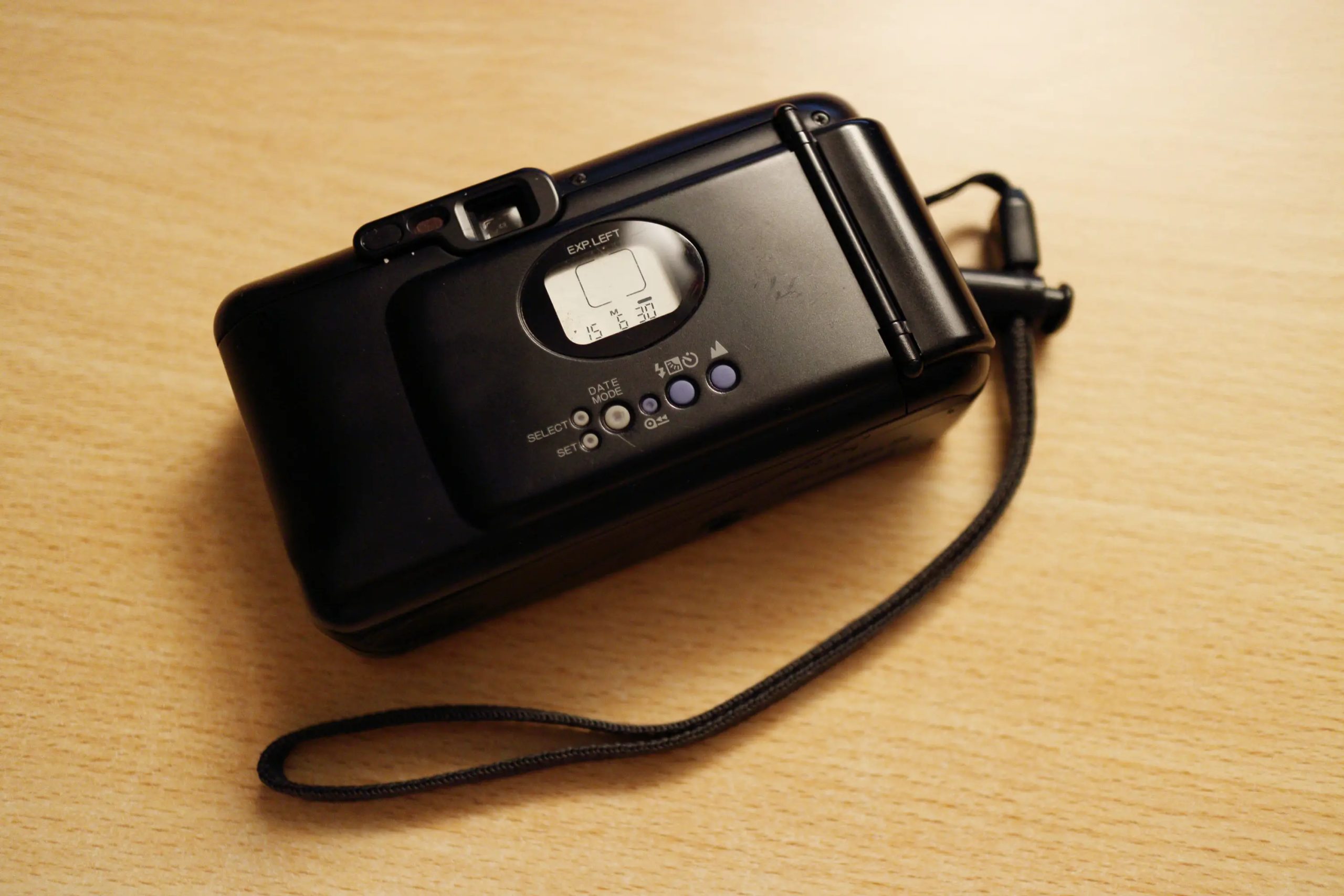 Date displayed on the back. Other information is displayed as well. Number of frames left, infinity focus and flash mode. Film is not loaded so it does not show the number of exposures left and film load/rewind indicator.