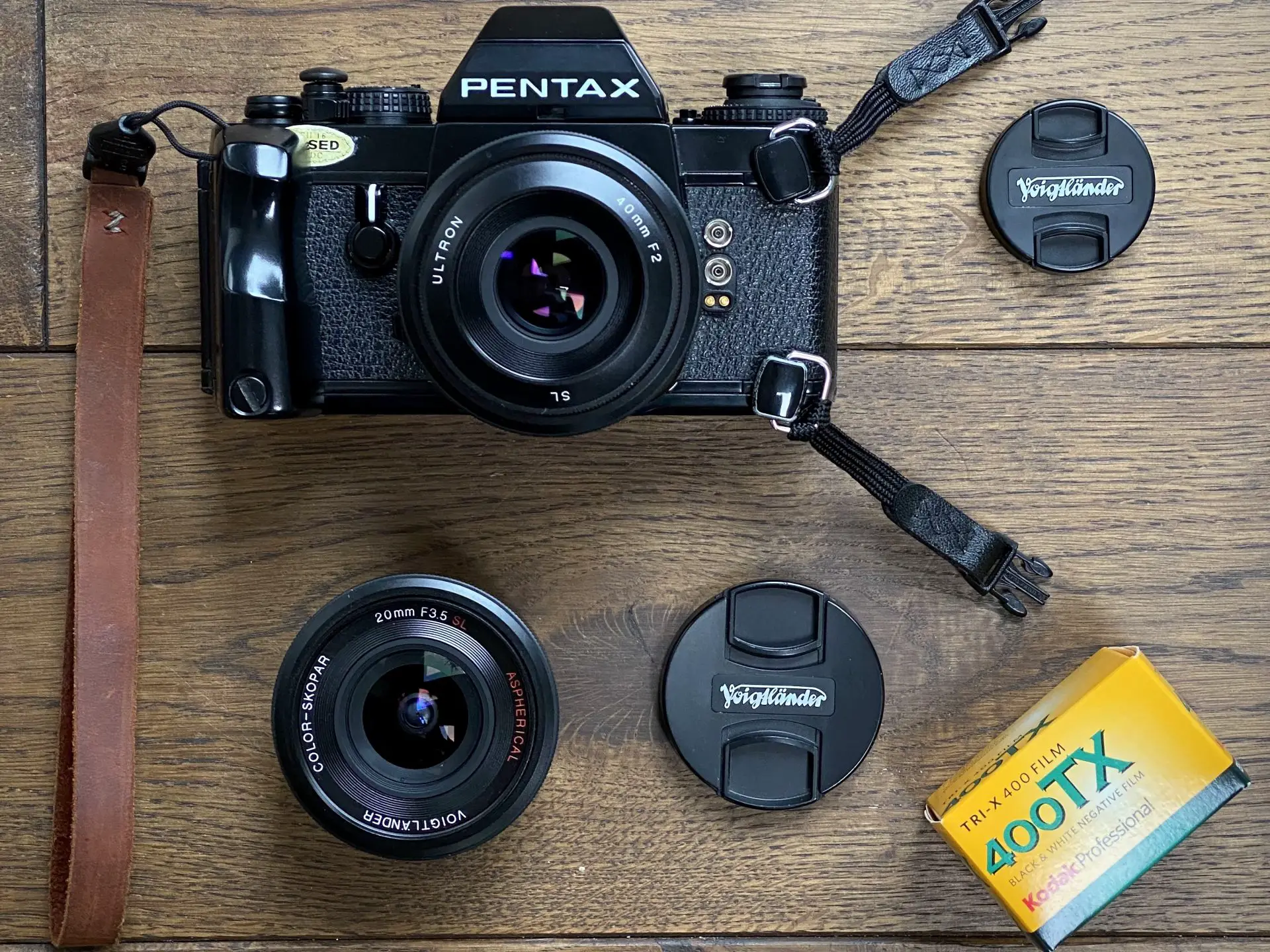 thumbnail interactive-video image 1 of Voigtlander LH-40IIS Lens Hood For Ultron 40mm F2 SLII S - Made In Japan 1 of 5