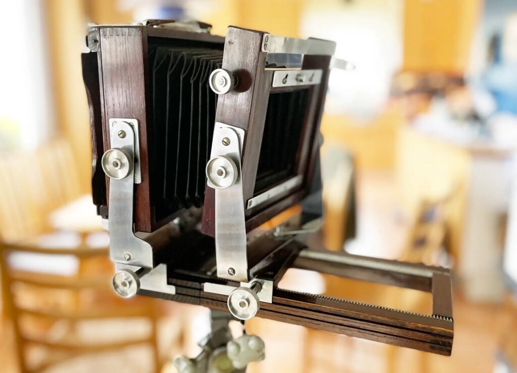 Szabad 9x12 camera with combined front standard swing and tilt