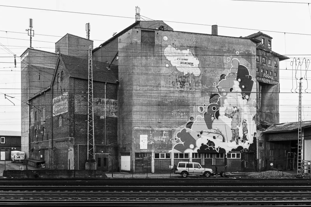 Massive front of the abandoned factory in Verden, facing towards the railway line.