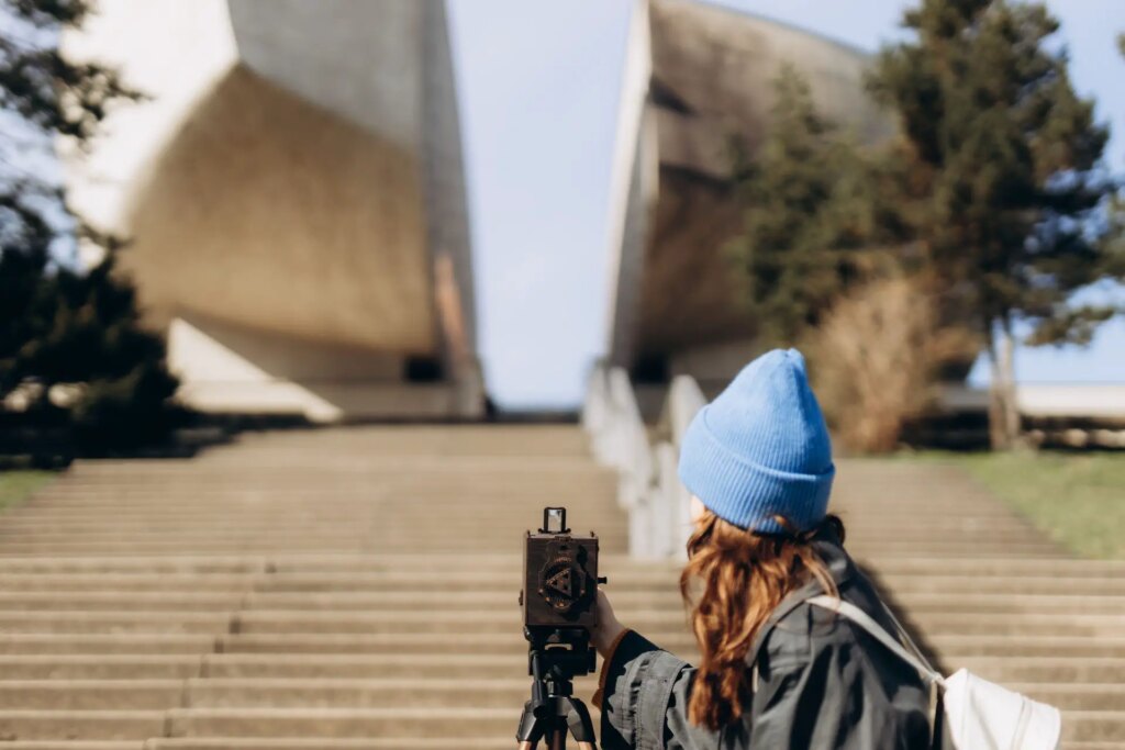 Using the Jollylook SQUARE pinhole camera outside with a tripod