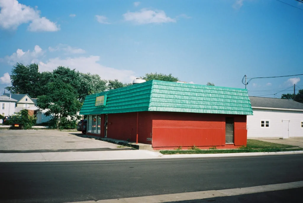 Minolta AF 35R QD photo of red building with green roof