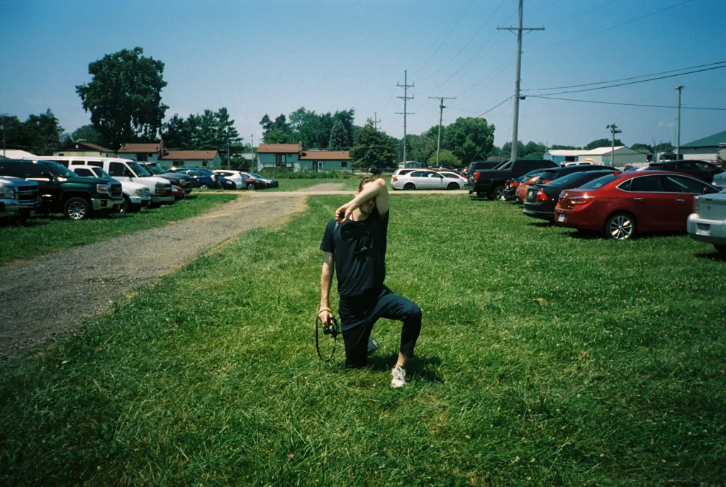 Minolta AF 35R QD photo of man in field of green grass