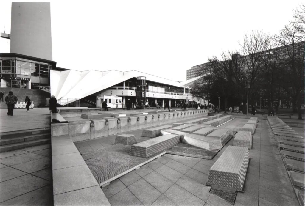 These freezing cold metal seats break up the concrete with nice patterns.