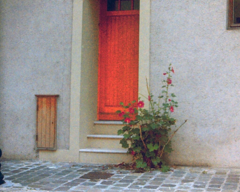 a red door Chartres
