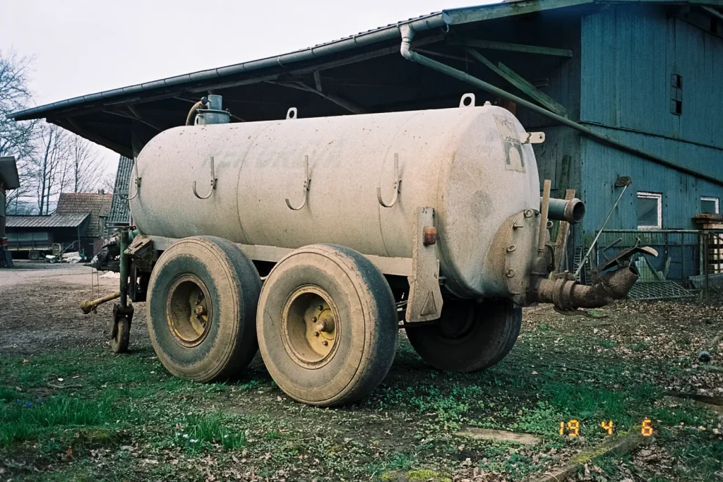 A grey tank car for liquid manure.