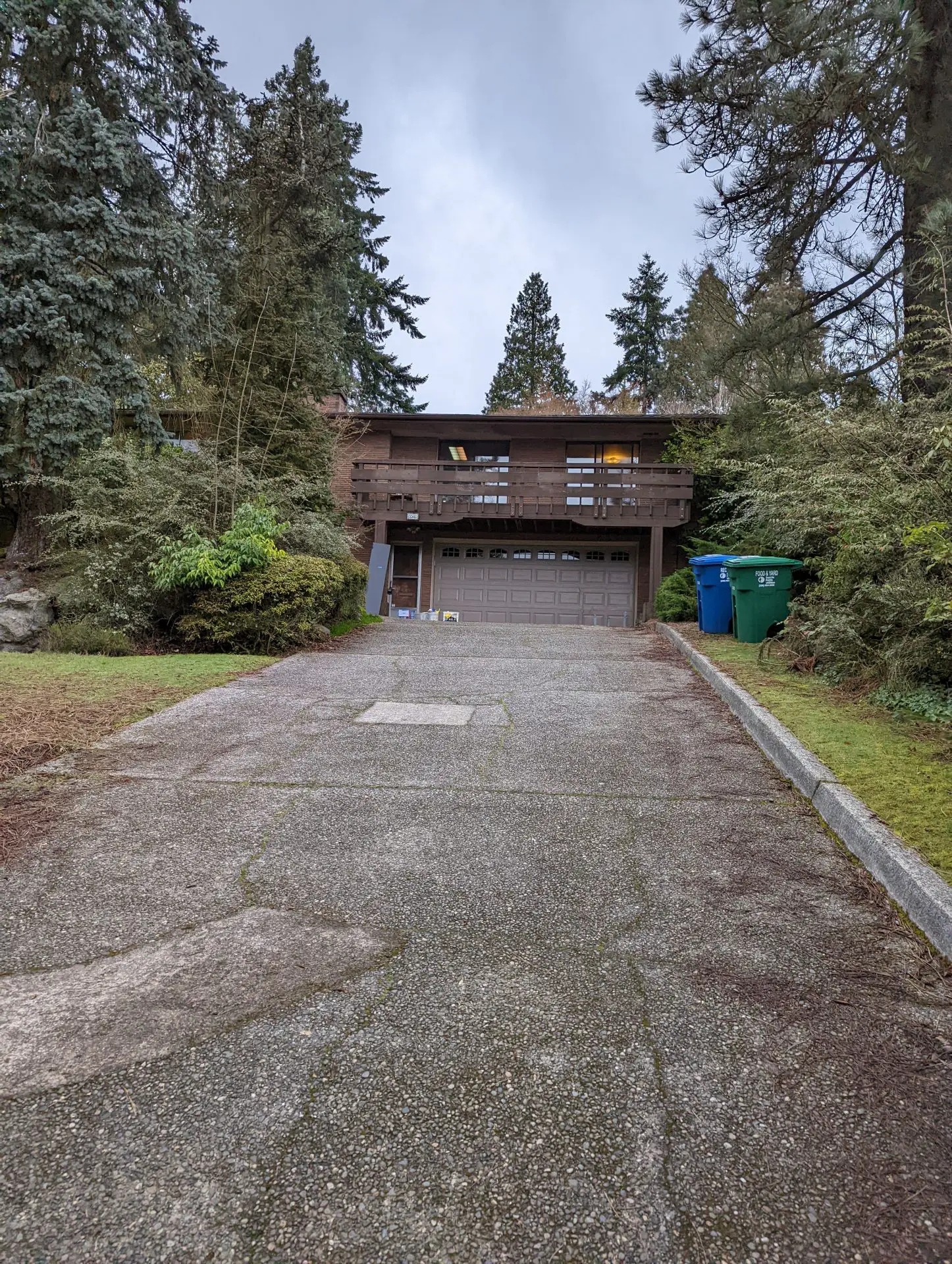 A picture of a house with a long driveway where the estate sale took place.