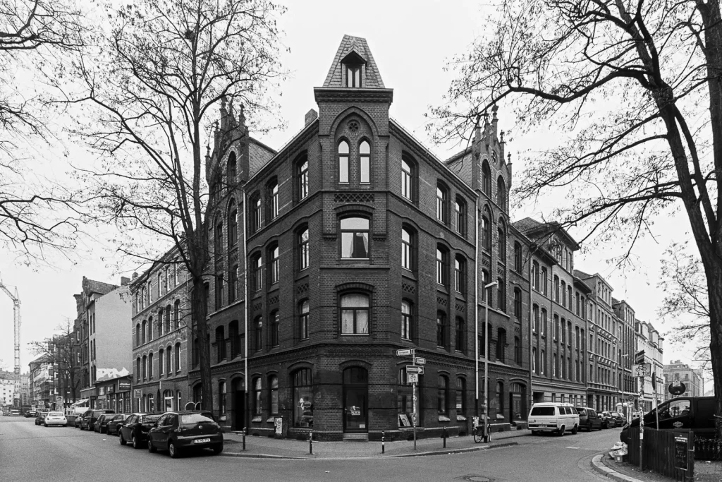 Photograph of a Gründerzeit house located Linden quarter in Hannover, Germany.