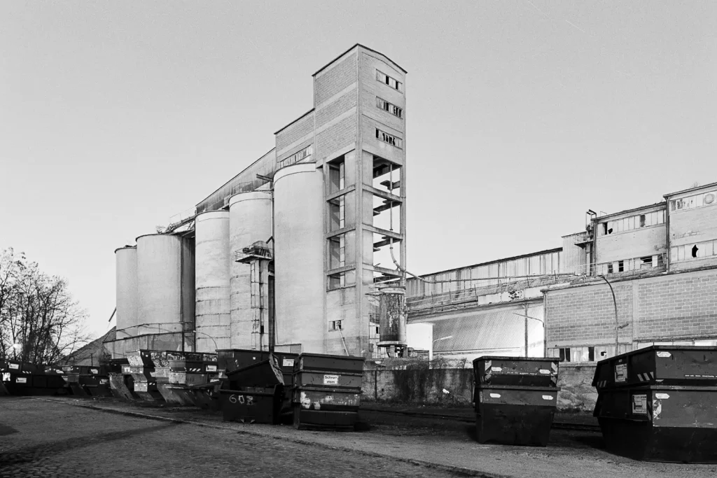 Black-and-white photograph of an abandoned cement works located at Misburg in Hannover (Germany).