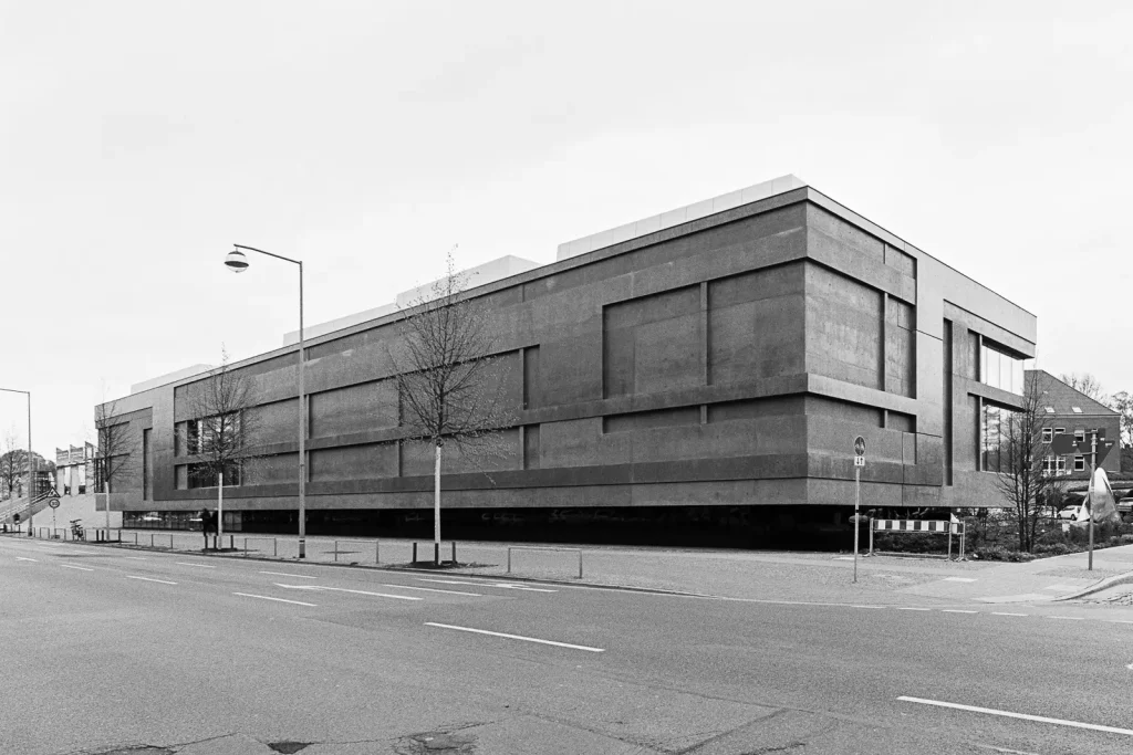 Black-and-white photograph of the Sprengel Museum for modern art at Hannover.