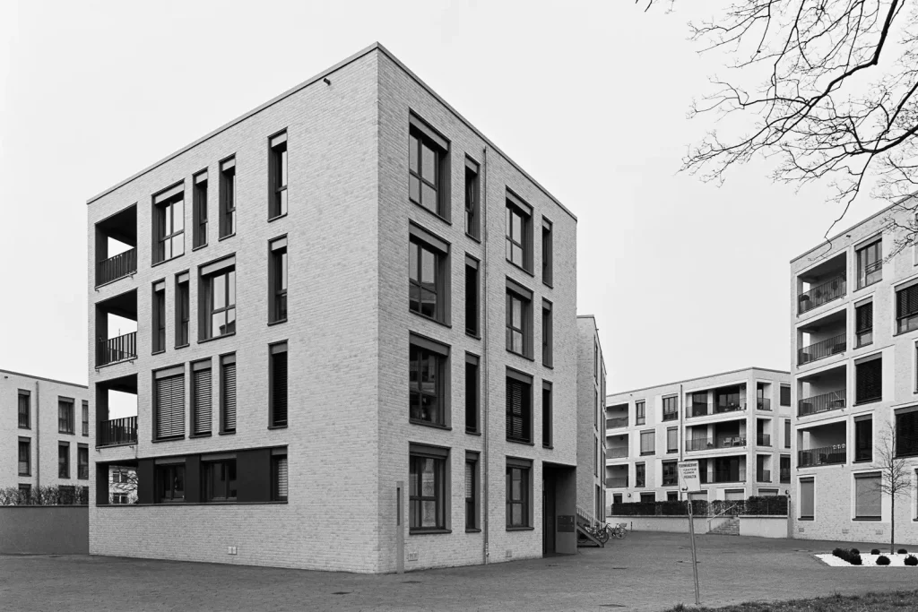Black-and-white image of modern townhouses located at the Zoo quarter in Hannover, Germany.