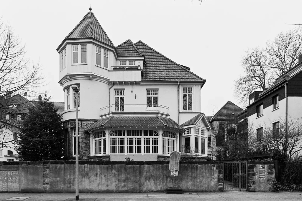 Black-and-white photograph of a prestigious mansion located at Zoo quarter in Hannover, Germany.