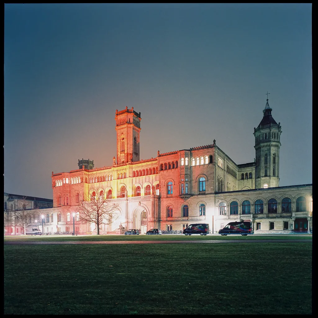 Orange lit Welfenschloss: Leibniz University Hannover takes part in the international day for the elimination of violence against women.