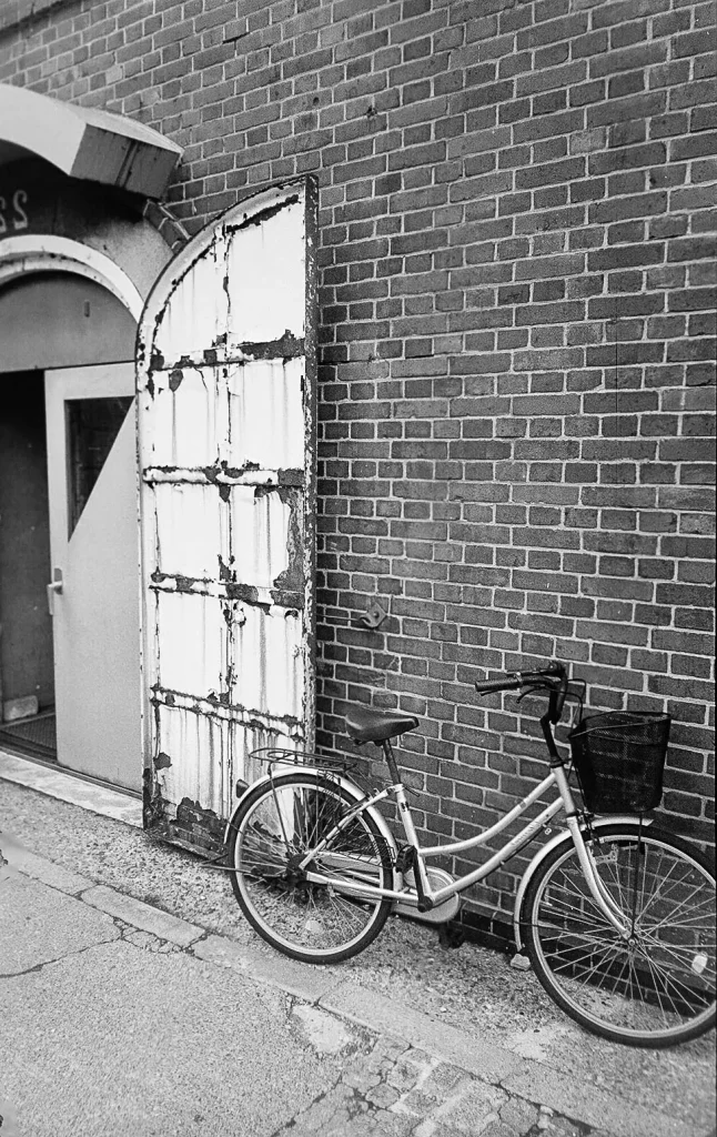 photo of bicycle in Hakodate Hokkaido made with Konica Genba Kontaku 28 WB