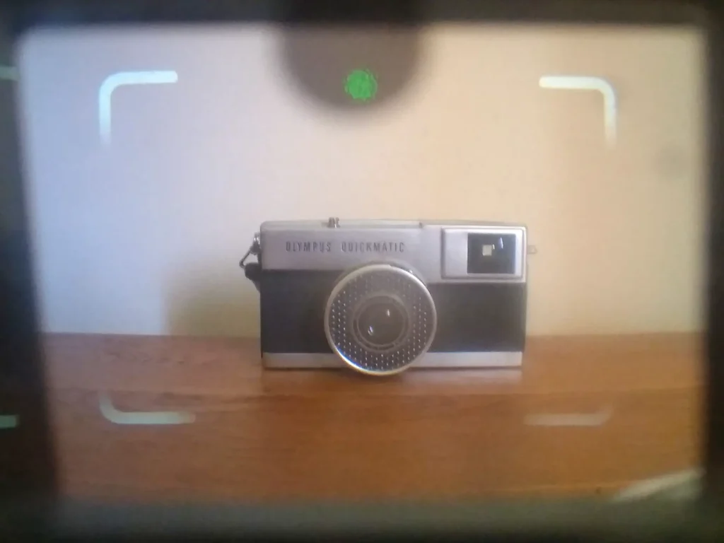 Agfa Optima viewfinder showing a green light indicating a good exposure is possible