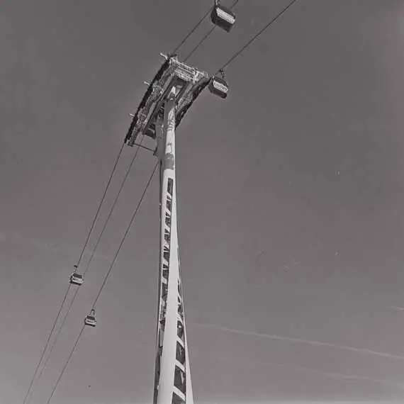 Gondola lift over the Thames River