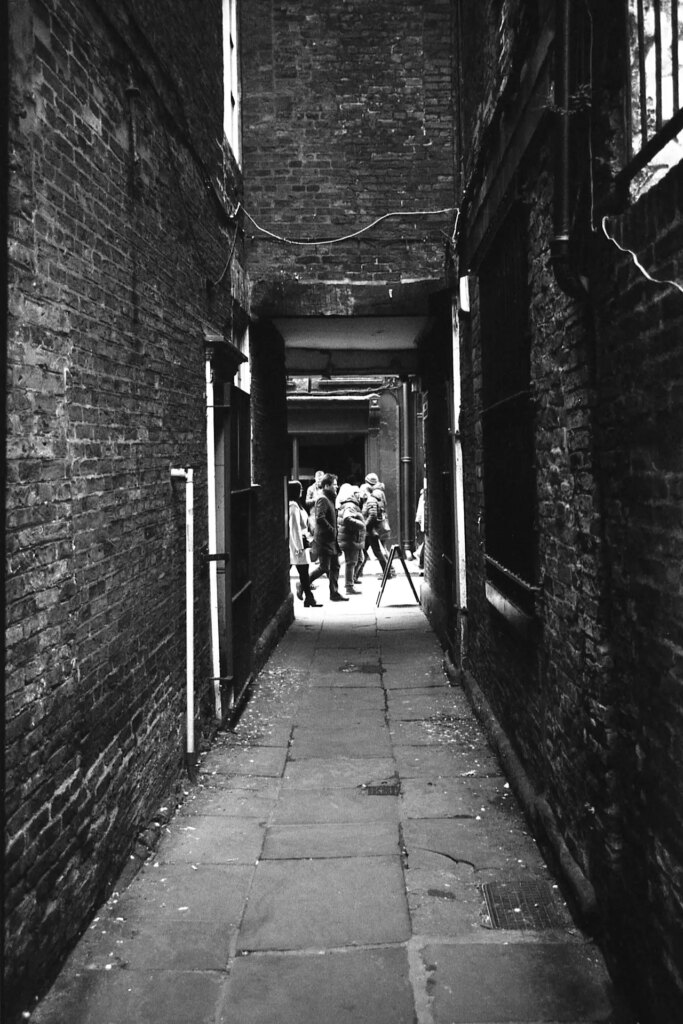 York alleyway, OM1, Kodak 400tx