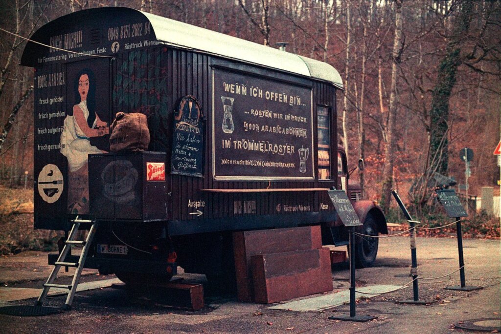 The coffee-truck of a local roasting company from Starnberg. It is usually open all year round on Sundays with good weather and serves great coffee along with a small but fine selection of cakes. The perfect stop for a relaxed Sunday walk.