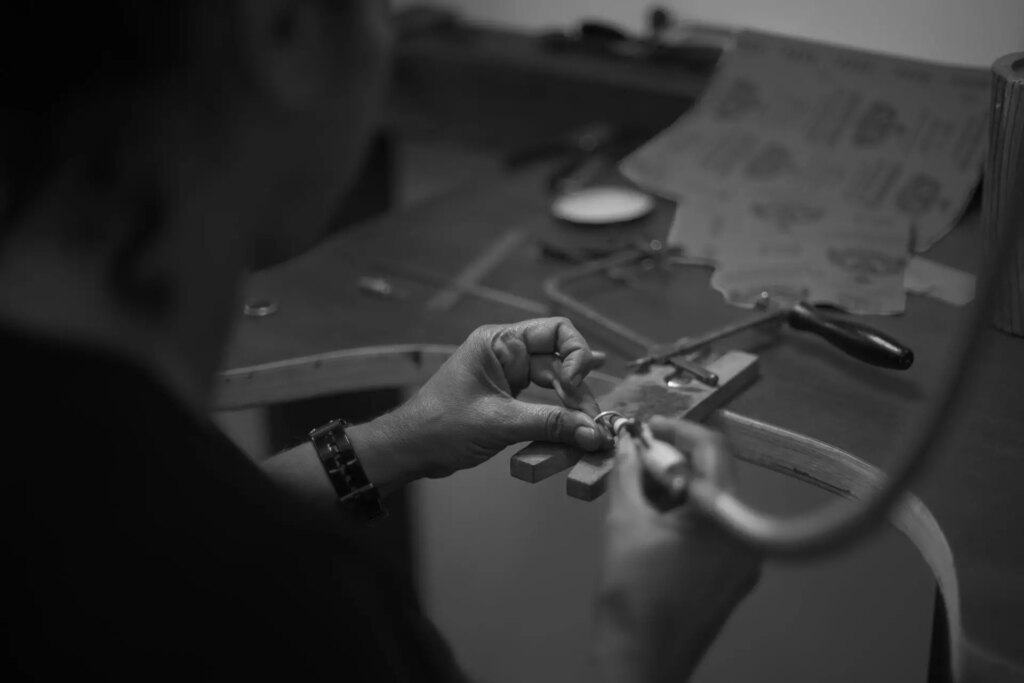 Photo of a jeweller's hands taken with a Canon FL 50mm 1:1.4 lens @ f=1.4 1/160s, ISO 100