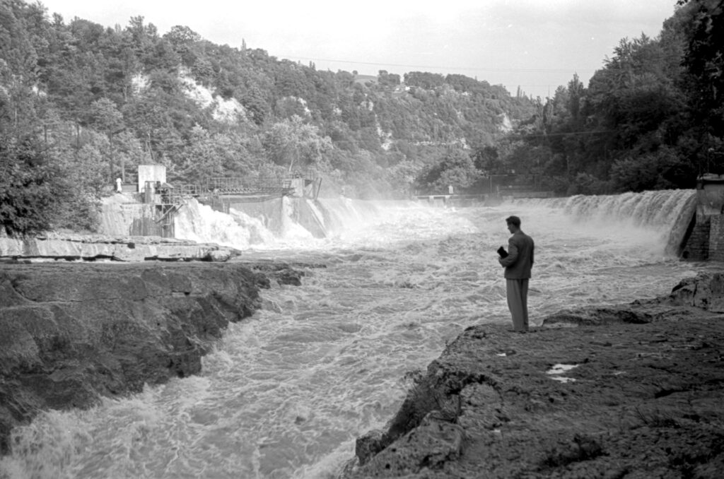 Black and white image of water rushing over a hydro-electric barrage near Annecy, France.