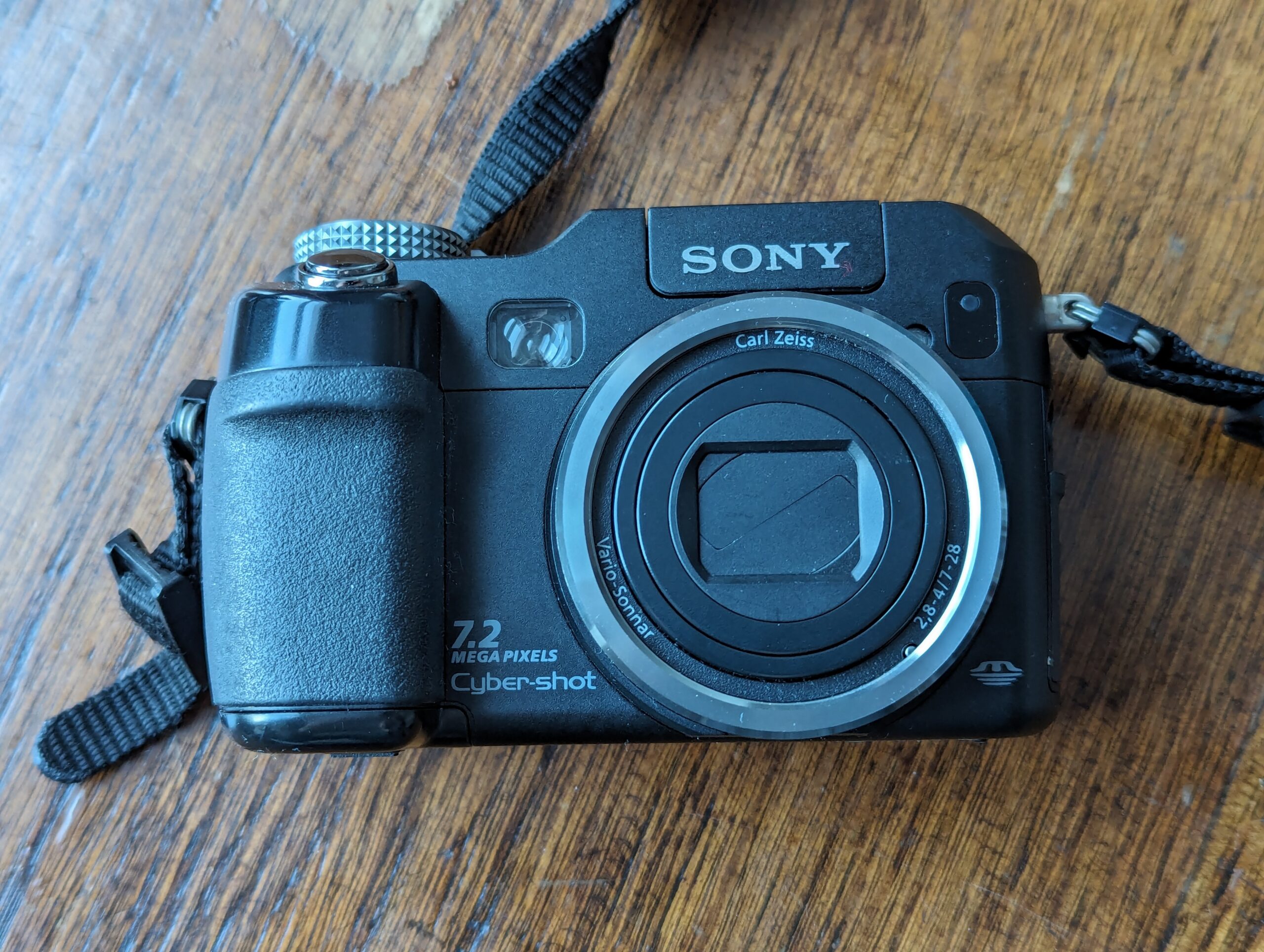 Image of the Sony Cybershot DSC-V3 Camera on a wooden desk