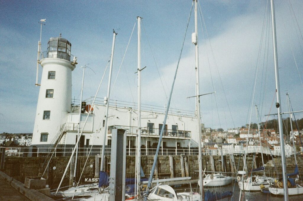 Scarbourgh harbour lighthouse