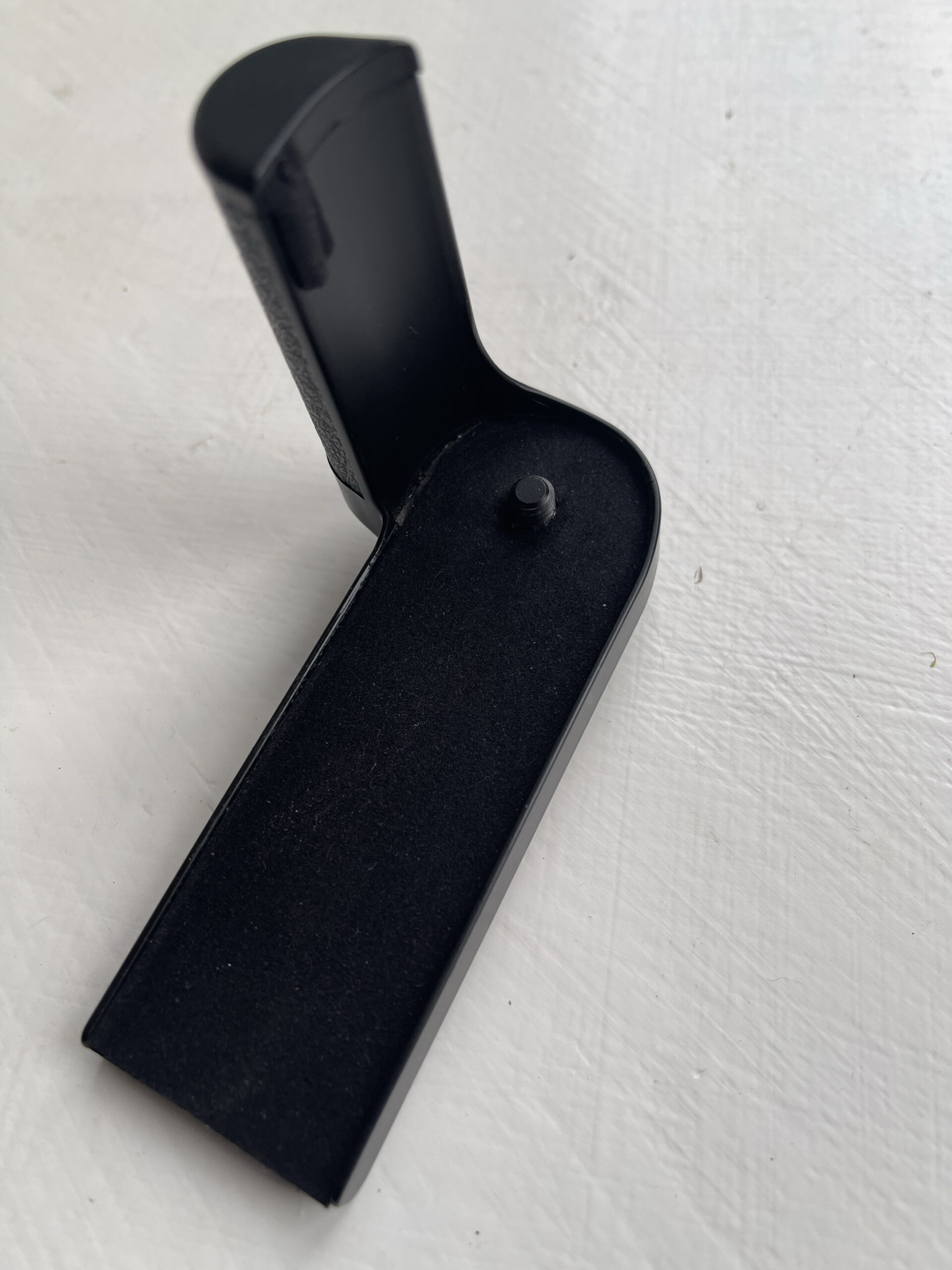 Fixing the Leica 14405 handgrip for film cameras. - 35mmc