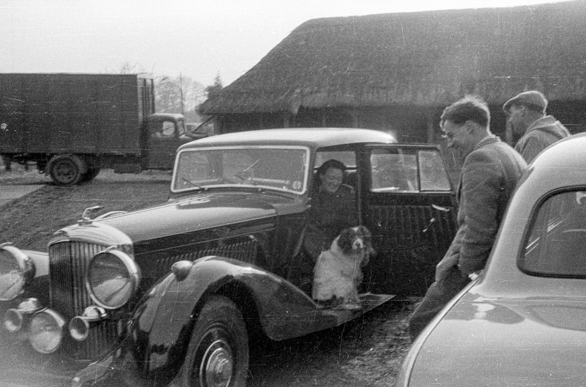 Old B&W image of a Bentley.