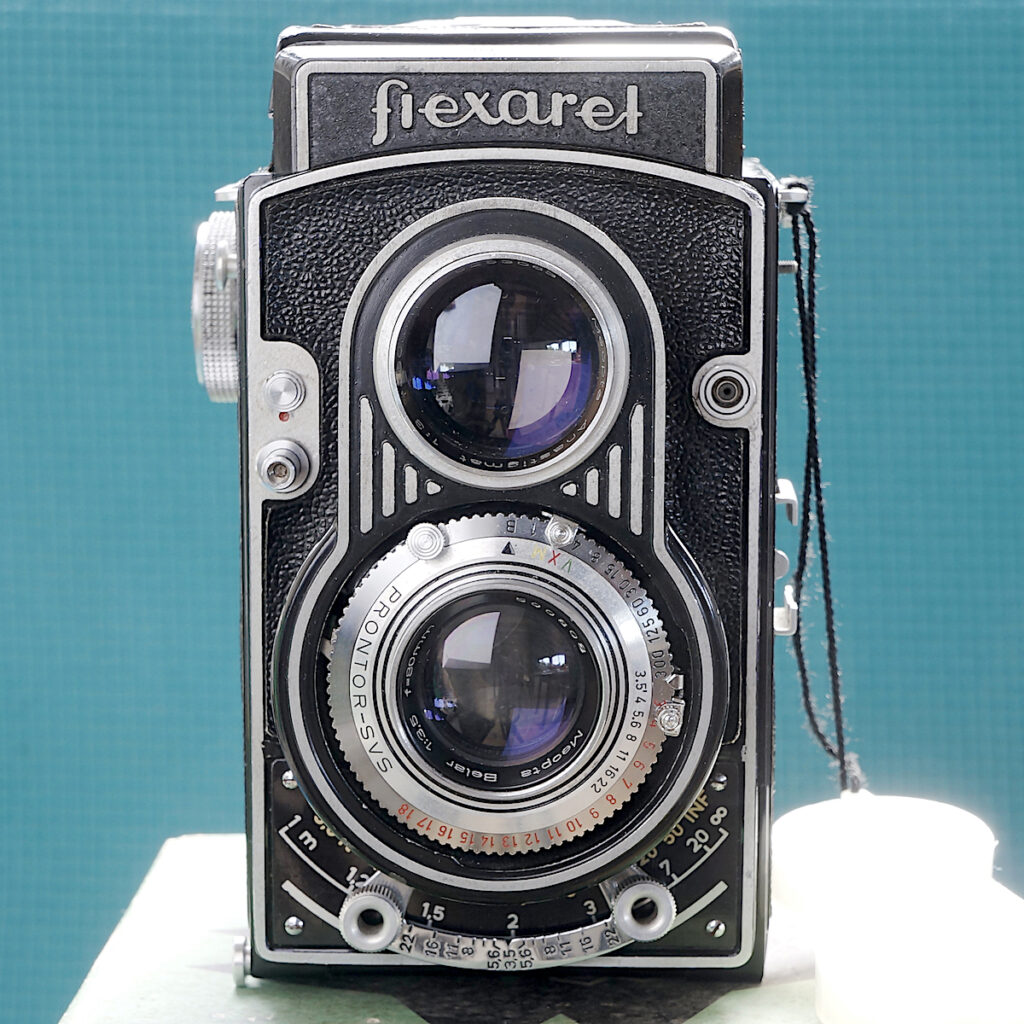 The Flexaret V with lockable body release and quadrant focus lever which made use of either hand more convenient.